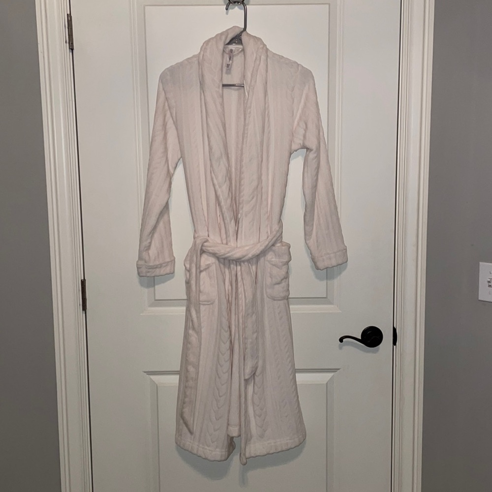 Gillian and O’Malley Cream Robe